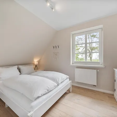 Vakantiehuis House Reetdachhaus House 2 *